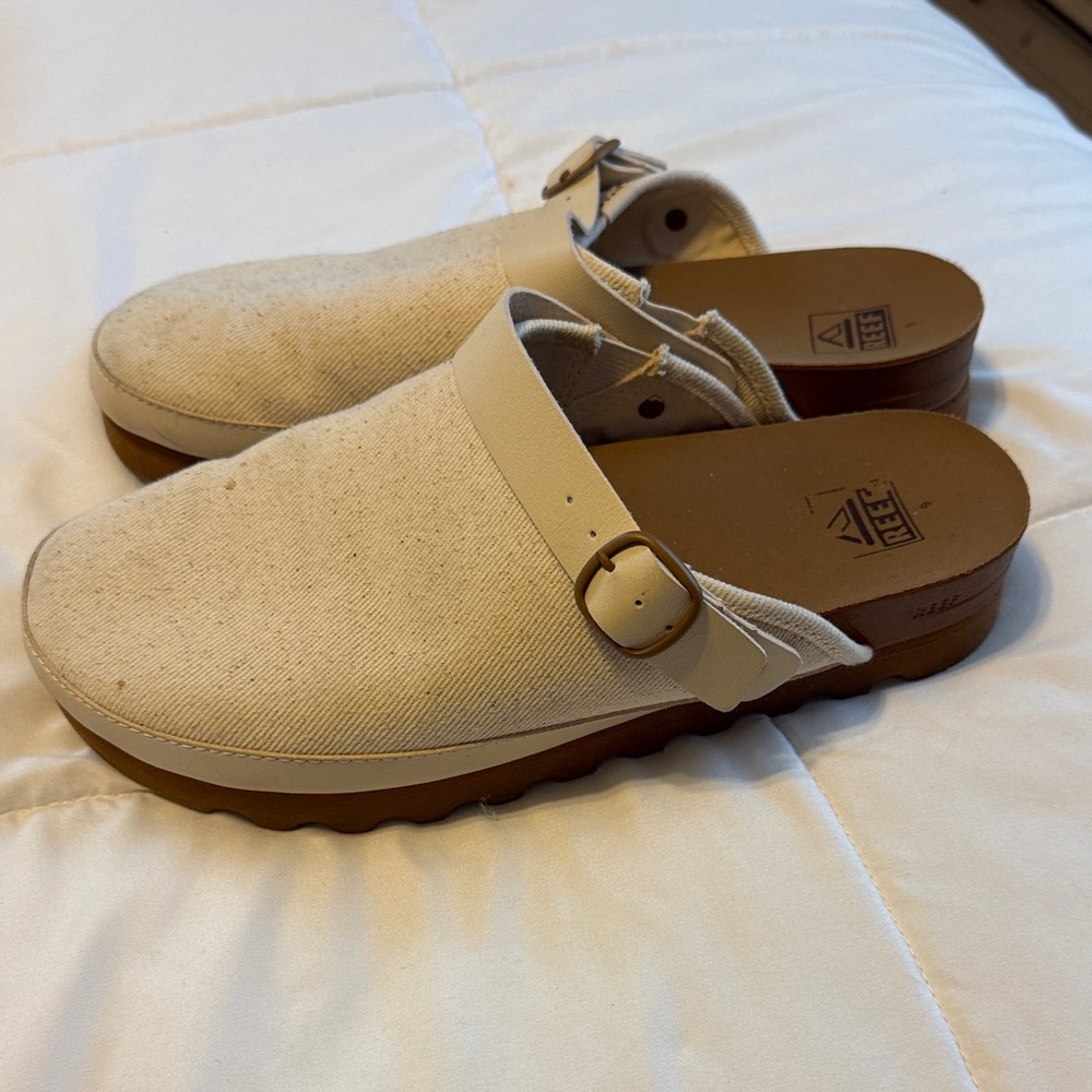 Reef Women’s Cream Canvas Clog Mules with Tan Footbed - Picture 3 of 5